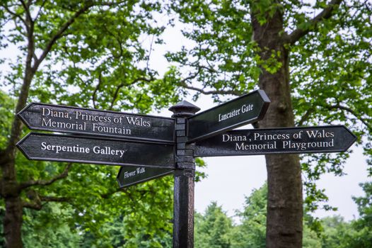 road sign indicating the direction for memorial fountain and memorial playground of Princess Diana