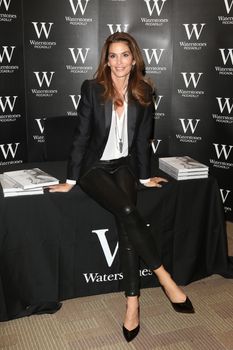 UK, London: American supermodel Cindy Crawford, best known for being one of the five original supermodels discussed her new book and signed copies in Waterstones, London on September 2, 2015. Becoming chronicles her life and career, as she prepares to turn 50 next February, and features some of her most memorable images. 