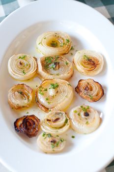 Platter of grilled onions with oil and vinegar