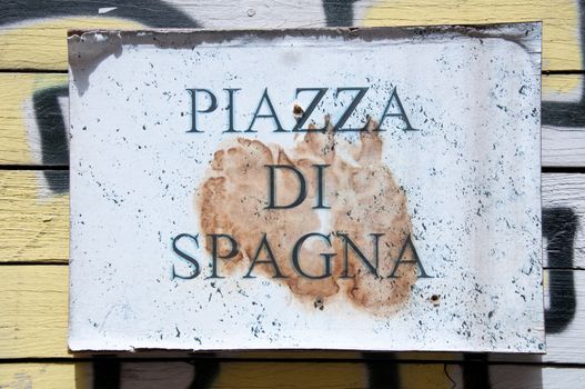 Road sign indicating a street name in Italian "piazza di spagna" in English means spagna square