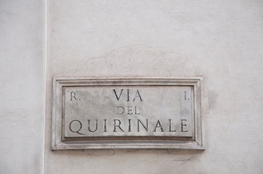 Road sign indicating a street name in Italian "piazza de quirinale" in English means quirinale square