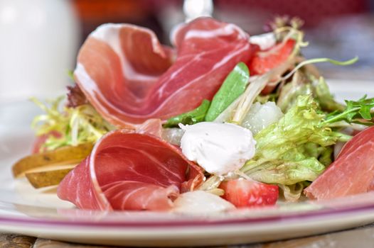 Green salad with cheese and bacon