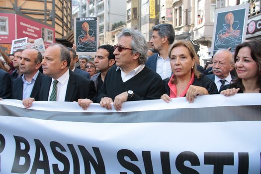 TURKEY, Istanbul: Turkish journalists protested against pressure put on the press by the government, and attacks towards journalists, in Istanbul on September 3, 2015.	News directors, editors and reporters participated in the protests, calling for a free and independent press. Banners included the sign in black and white stating: Free press cannot be silenced.