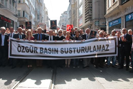 TURKEY, Istanbul: Turkish journalists protested against pressure put on the press by the government, and attacks towards journalists, in Istanbul on September 3, 2015.	News directors, editors and reporters participated in the protests, calling for a free and independent press. Banners included the sign in black and white stating: Free press cannot be silenced.