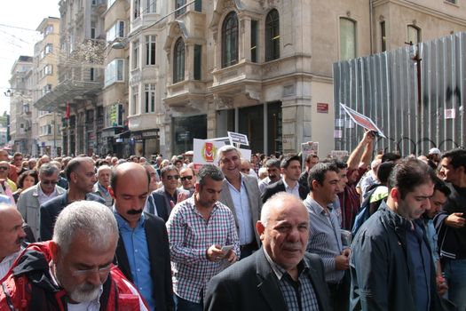 TURKEY, Istanbul: Turkish journalists protested against pressure put on the press by the government, and attacks towards journalists, in Istanbul on September 3, 2015.	News directors, editors and reporters participated in the protests, calling for a free and independent press. Banners included the sign in black and white stating: Free press cannot be silenced.
