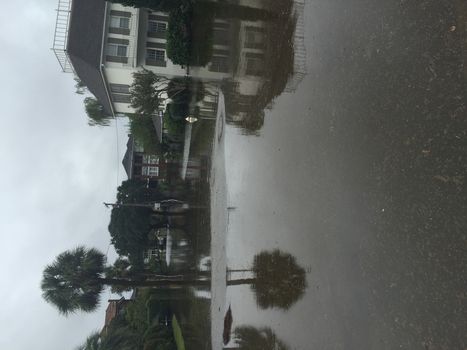 UNITED-STATES, Charleston : Heavy rains dropped nearly 17 inches on the state capital of Charleston in a 17 hour span when catastrophic floods ravaged much of South Carolina on October 4, 2015. At least nine people died in South Carolina as a result of the flooding and one person has died in neighboring North Carolina. The storms also left some 30,000 residents without power and shut down many major roads. Governor Nikki Haley called the rains the worst in 1,000 years. 