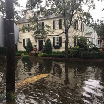 UNITED-STATES, Charleston : Heavy rains dropped nearly 17 inches on the state capital of Charleston in a 17 hour span when catastrophic floods ravaged much of South Carolina on October 4, 2015. At least nine people died in South Carolina as a result of the flooding and one person has died in neighboring North Carolina. The storms also left some 30,000 residents without power and shut down many major roads. Governor Nikki Haley called the rains the worst in 1,000 years. 