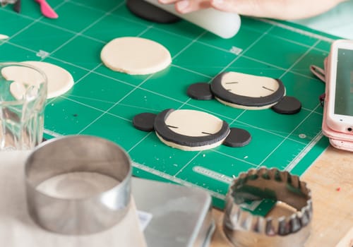 The process of making fondant cake, fondant sugar mod action
