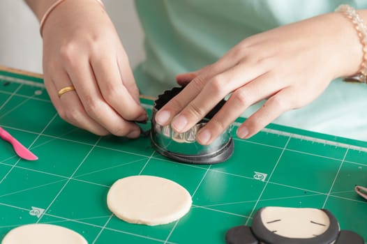 The process of making fondant cake, fondant sugar mod action