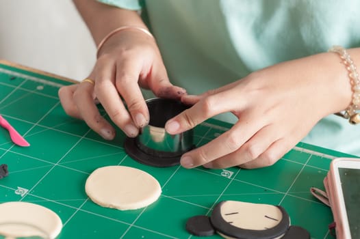 The process of making fondant cake, fondant sugar mod action