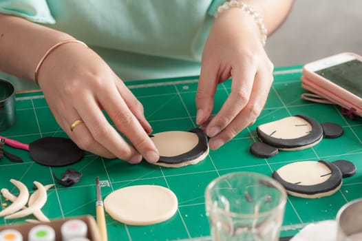 The process of making fondant cake, fondant sugar mod action