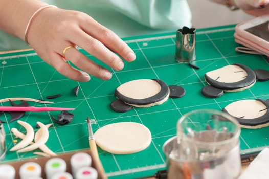 The process of making fondant cake, fondant sugar mod action