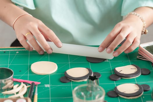 The process of making fondant cake, fondant sugar mod action