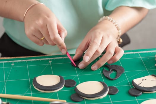 The process of making fondant cake, fondant sugar mod action