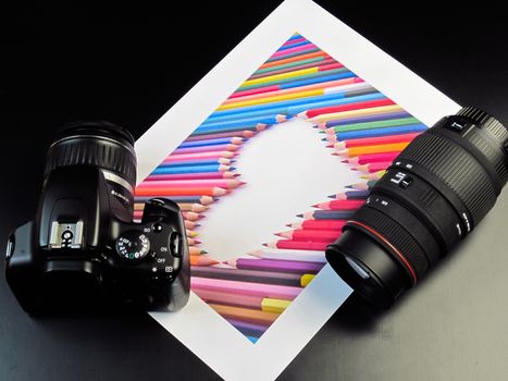 detail of a reflex and a lens on a photography