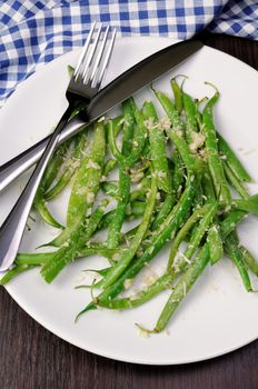 Salad of green beans with garlic and parmesan