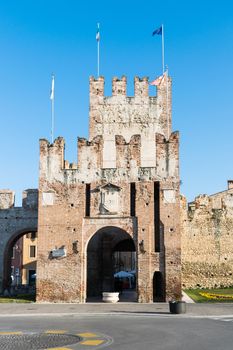 Ancient gateway to Soave, fortified city in the province of Verona, famous for the eponymous white wine.