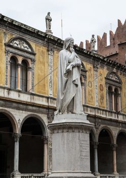 statue of Dante Alighieri in Verona