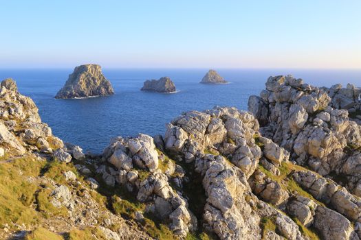 Pointe de Pen-Hir et tas de pois, Crozon Peninsula, Brittany, France