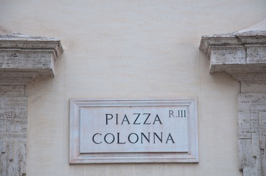 Road sign indicating a street name in Italian "piazza colonna"in English means colonna square, rome