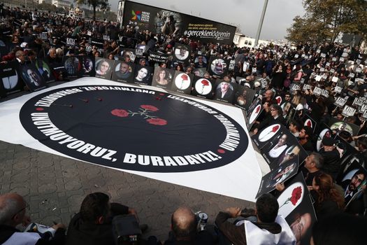TRUKEY, Istanbul: Hundreds demonstrate in Kadikoy, eastern Istanbul, on October 17, 2015, one week after the Ankara suicide attacks, to pay tribute to the victims.