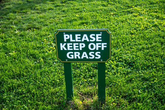 Warning sign to Keep Off Grass