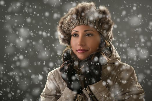 Portrait of a beautiful smiling woman in winter clothes .