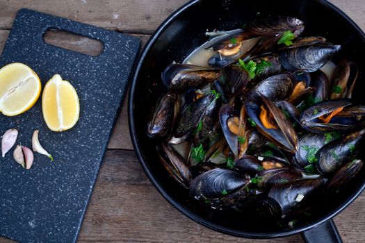 Mussels cooked with white wine sauce