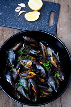 Mussels cooked with white wine sauce