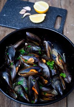 Mussels cooked with white wine sauce