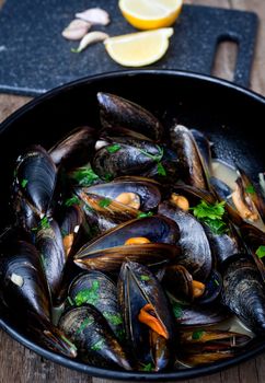 Mussels cooked with white wine sauce