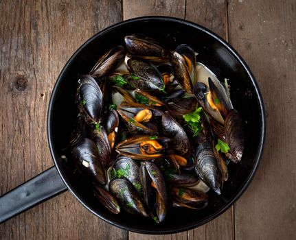 Mussels cooked with white wine sauce