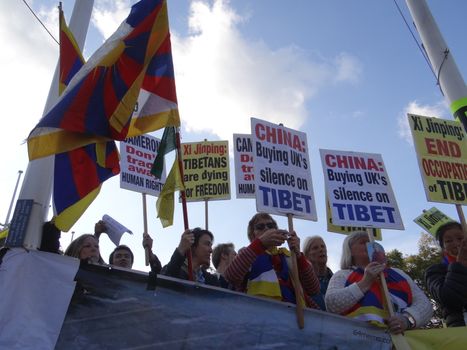UK, London: Dozens of pro-Tibet protesters rally outside Parliament in London, England on October 20, 2015, as Chinese President Xi Jinping arrives for his address during his four-day visit. Since China's invasion of their country in 1950, Tibetans have never stopped resisting the occupation, and claiming the destruction of their way of life.