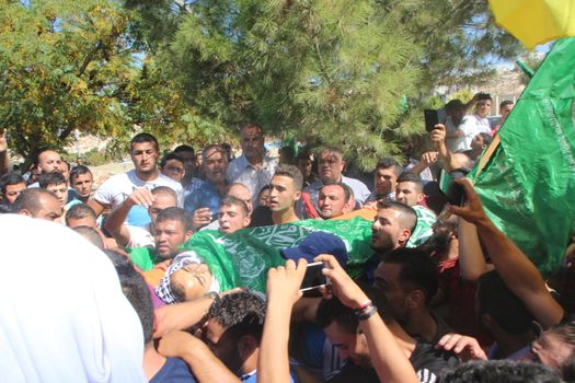 PALESTINE, Hebron: Violence continued in Hebron, Palestine on October 21, 2015 as Palestinians' held a funeral service for a fallen man. People carry the body of the man who was killed.Hebron was the latest scene of violence as an IDF soldier was stabbed by an attacker on Tuesday. The attacker was shot and killed after the stabbing. 