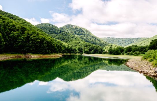 In northwest Navarre, between the towns of Urrotz and Beintza-Labaien two dams built in 1920. In the middle of the Atlantic forest of Navarra are hidden, these mountain lakes emerge as an attractive surprise.