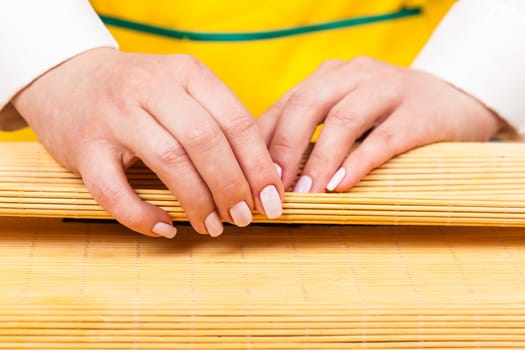 cook hands twisted roll mat for sushi