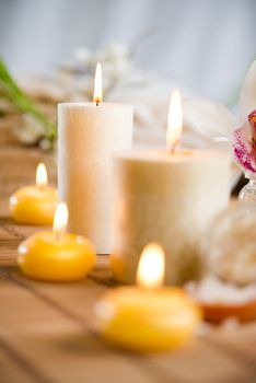 Towel, aromatic candles and other spa objects to free your mind.