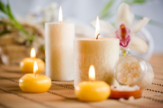 Towel, aromatic candles and other spa objects to free your mind.