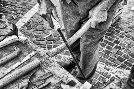 Old craftsman builds Hacksaw using the steel of old scythes.