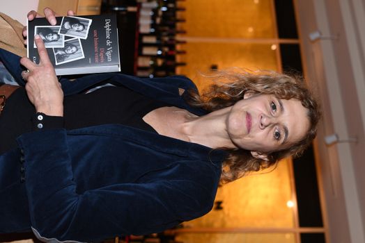 FRANCE, Paris : French author Delphine de Vigan poses with her novel D'apr�s une histoire vraie (Based on a True Story) at the Drouant restaurant in Paris after she was awarded with France's Prix Renaudot Literary prize on November 3, 2015. 