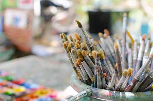 Paint brushes put together on the table.