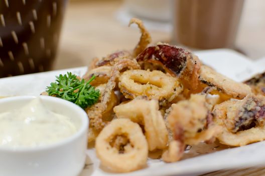 fried calamari rings and dip sauce