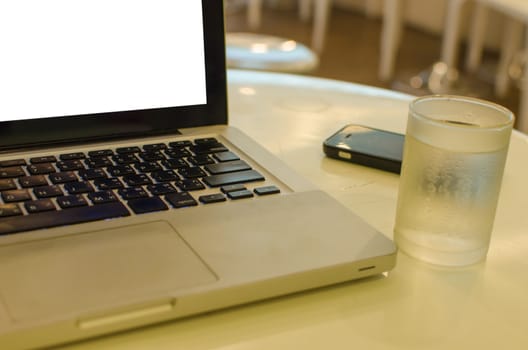 compute laptop on the table.