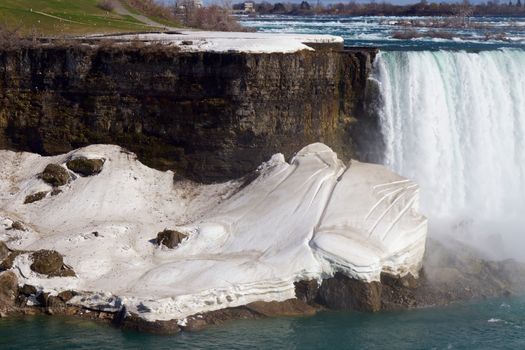 Beautiful snow with the signs on the rocks near the Niagara falls