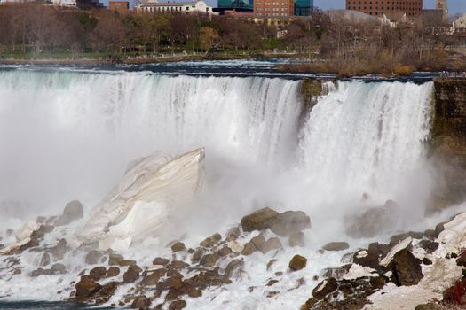Photo of the Niagara falls in May