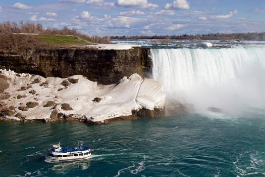 Beautiful photo of the amazing Naigara falls and the ship