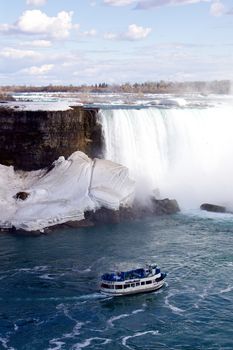 Beautiful view to the Niagara falls, ice and ship