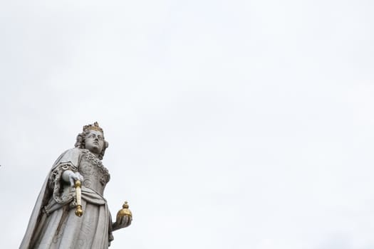 Statue of st. pauls cathedral in London.