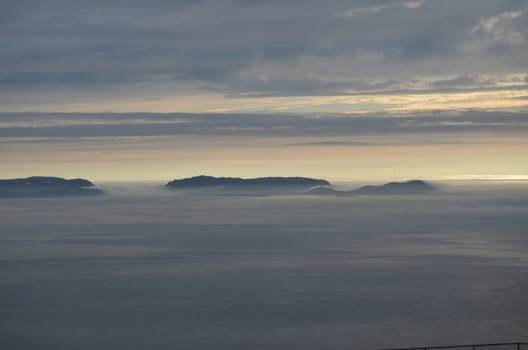 Ingøya innhyllet i tåke.