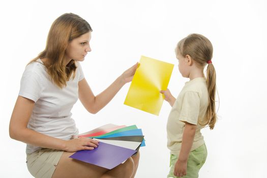 girl shows girl pictures with flowers, and the girl said what color the pictures